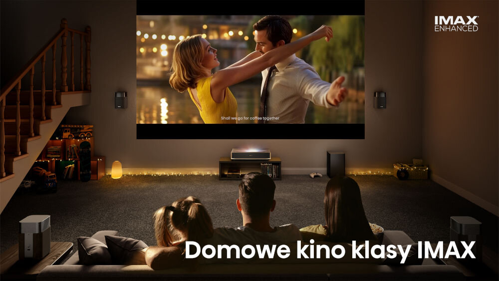 Projektor HISENSE PT1 4K certyfikat IMAX kinowa jakość obrazu, rodzina siedząca na kanapie oglądająca program puszczony z projektora