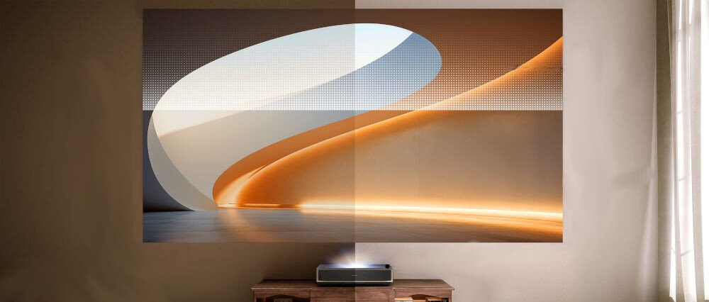 Projektor HISENSE PT1 4K jasność 2500 ANSI lumenów komfort oglądania, projektor stojący na komodzie wyświetlający obraz na ścianie