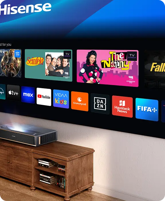 Projektor na szafce rzuca na ścianę interfejs Hisense z kafelkami filmów i ikonami aplikacji: Netflix, Prime Video i YouTube.