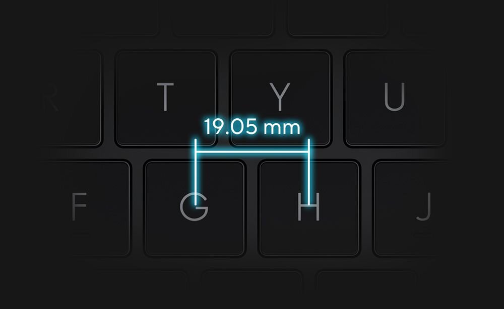 Klawisze TYUGHFJ czarnej klawiatury laptopa z niebieską linią i opisem rozstawu 19.05 mm między klawiszami na czarnym tle - rozstaw klawiszy Wgłębienie nasadek 
