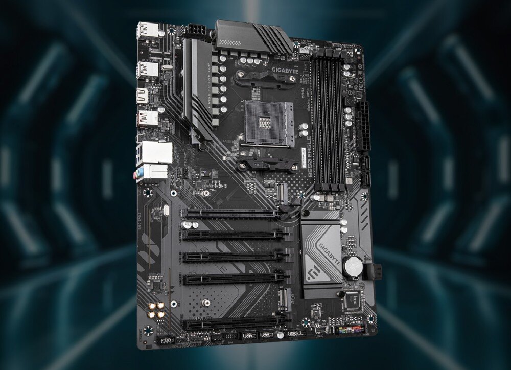 Komputer MAD DOG ARYA-A15WR16WP Czarna płyta główna z widocznymi gniazdami i portami na ciemnym tle z niebieskimi rozmytymi światłami