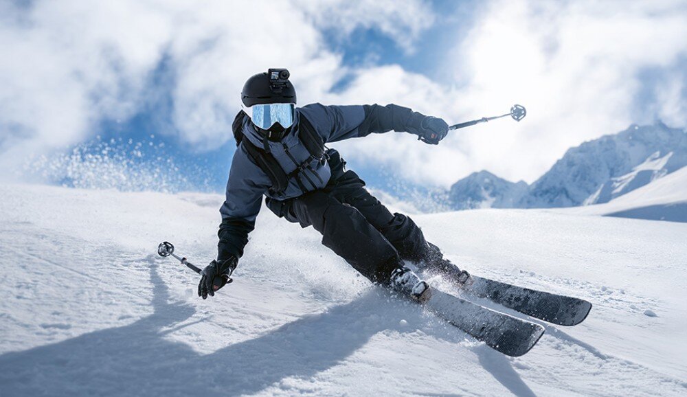 Kamera sportowa DJI Osmo Action 6 Narciarz zjeżdżający po stoku i trzymający kamerę na długim wysięgniku, matryca, rozdzielczość, jakość, głębia kolorów