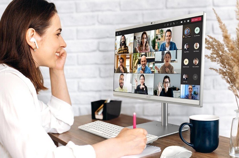 Komputer ACER Aspire C24-195ES Kobieta podczas rozmowy wideo na komputerze z widoczną siatką uczestników spotkania