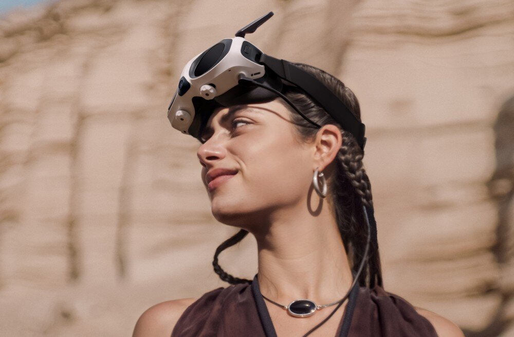 Dron ANTIGRAVITY A1 Profil kobiety w goglach z antenami na tle jasnych formacji skalnych, gogle, optyka, rozdzielczość