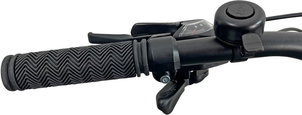 Rower crossowy INDIANA X-Cross 2.0 D17 damski Czarno-różowy zbliżenie na jeden z uchwytów widoczny dzwonek białe tło antypoślizgowe uchwyty stabilny i pewny chwyt kierownicy ograniczają ślizganie się dłoni lepsza kontrola nad rowerem większy komfort podczas jazdy bezpieczeństwo dzwonek szybkie i skuteczne ostrzeganie innych uczestników ruchu pozwala lepiej komunikować swoją obecność