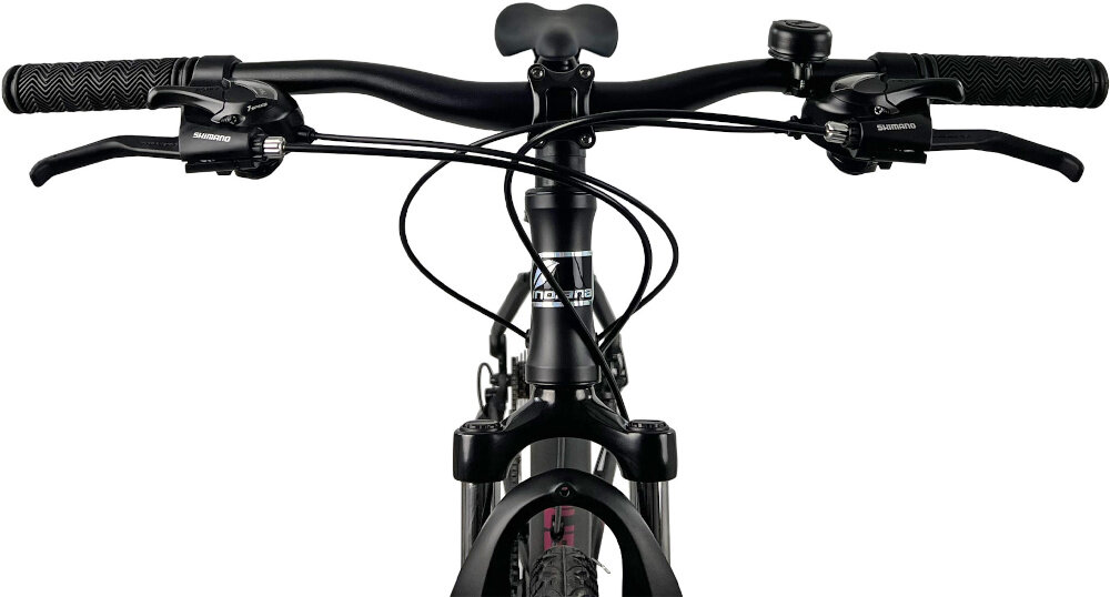 Rower crossowy INDIANA X-Cross 2.0 D17 damski Czarno-różowy kierownica na białym tle widoczna od przodu solidna kierownica marki G.W typu HB023 o szerokości 680 mm ze stali lepsza stabilność pewniejsze prowadzenie wspornik marki PROMAX typu Multiset Ahed MA-570 trwałe i precyzyjne połączenie z widelcem zwiększa kontrolę nad rowerem waga 15 kg