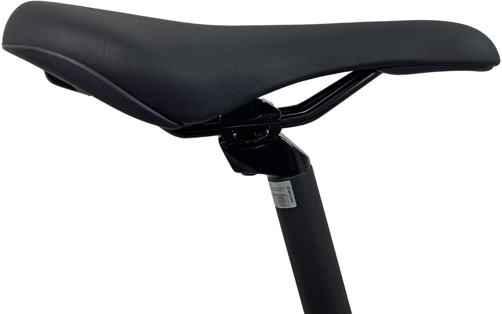 Rower crossowy INDIANA X-Cross 2.0 D17 damski Czarno-różowy siodełko na białym tle widoczne z boku siodełko DDK D5311 wygoda ergonomiczna konstrukcja lepiej dopasowuje się do pozycji użytkownika ograniczając uczucie zmęczenia i poprawiając komfort jazdy sztyca siodełka HL Corp SP-C207 o średnicy 27,2 mm i długości 300 mm stabilne podparcie precyzyjne dopasowanie wysokości siedziska