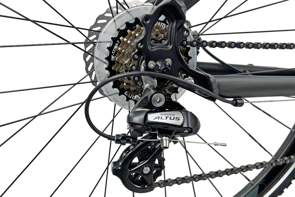 Rower crossowy INDIANA X-Cross 2.0 D15 damski Czarno-różowy zbliżenie na tylną przerzutkę przerzutki marki SHIMANO 21 przełożeń duża wytrzymałość sprawne działanie zmiana biegów jest płynna i bezproblemowa przednia przerzutka SHIMANO Tourney tylna przerzutka SHIMANO Altus technologia SHADOW przerzutka jest schowana mniej narażona na uszkodzenia