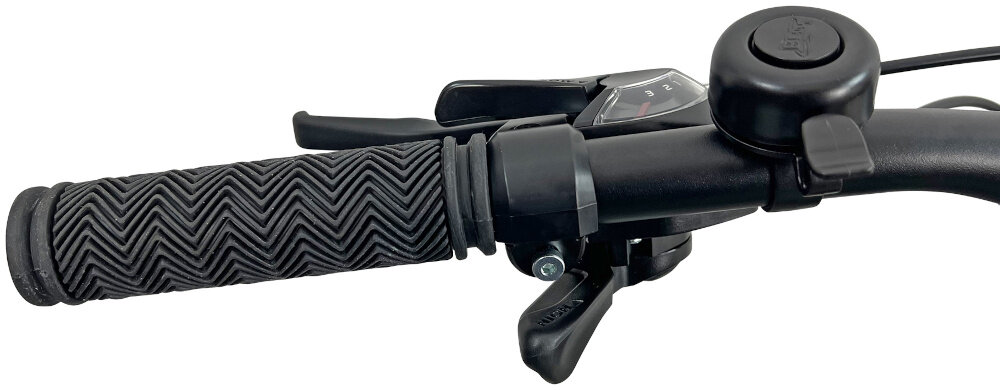 Rower crossowy INDIANA X-Cross 2.0 M19 męski Zielono-czarny zbliżenie na jeden z uchwytów widoczny dzwonek białe tło antypoślizgowe uchwyty stabilny i pewny chwyt kierownicy ograniczają ślizganie się dłoni lepsza kontrola nad rowerem większy komfort podczas jazdy bezpieczeństwo dzwonek szybkie i skuteczne ostrzeganie innych uczestników ruchu pozwala lepiej komunikować swoją obecność