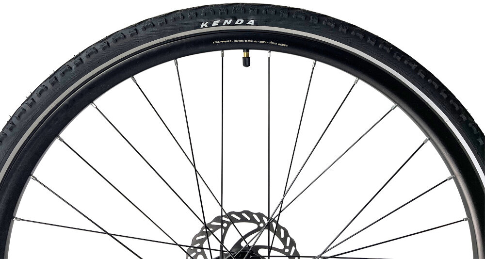 Rower crossowy INDIANA X-Cross 2.0 M19 męski Zielono-czarny Rozmiar zbliżenie na oponę widok z boku koła 28 cali szybkie osiągnięcie docelowej prędkości jazdy łatwiej jest pokonać różne przeszkody dość wąskie opony marki KENDA dwuściankowe obręcze marki BERETTA zachowanie regularnego kształtu kół stabilne trzymanie opony bezpieczna i komfortowa jazda regularne sprawdzanie ciśnienia powietrza wartość na bocznej części opony