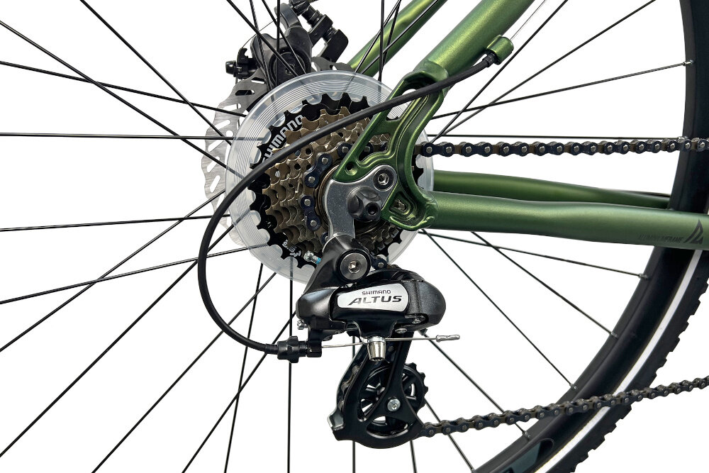 Rower crossowy INDIANA X-Cross 2.0 M19 męski Zielono-czarny zbliżenie na tylną przerzutkę przerzutki marki SHIMANO 21 przełożeń duża wytrzymałość sprawne działanie zmiana biegów jest płynna i bezproblemowa przednia przerzutka SHIMANO Tourney tylna przerzutka SHIMANO Altus technologia SHADOW przerzutka jest schowana mniej narażona na uszkodzenia