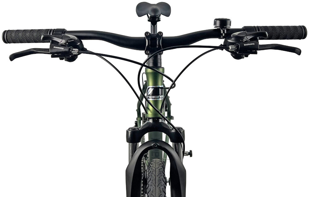 Rower crossowy INDIANA X-Cross 2.0 M19 męski Zielono-czarny kierownica na białym tle widoczna od przodu solidna kierownica marki G.W typu HB023 o szerokości 680 mm ze stali lepsza stabilność pewniejsze prowadzenie wspornik marki PROMAX typu Multiset Ahed MA-570 trwałe i precyzyjne połączenie z widelcem zwiększa kontrolę nad rowerem waga 15 kg