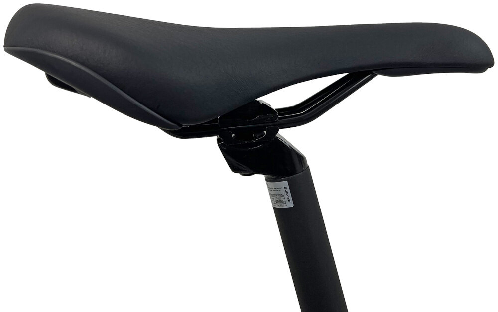 Rower crossowy INDIANA X-Cross 2.0 M19 męski Zielono-czarny siodełko na białym tle widoczne z boku siodełko DDK D5311 wygoda ergonomiczna konstrukcja lepiej dopasowuje się do pozycji użytkownika ograniczając uczucie zmęczenia i poprawiając komfort jazdy sztyca siodełka HL Corp SP-C207 o średnicy 27,2 mm i długości 300 mm stabilne podparcie precyzyjne dopasowanie wysokości siedziska