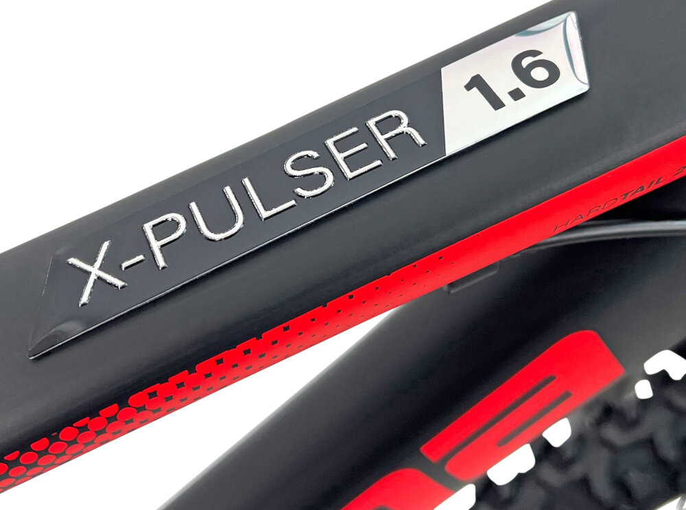 Zbliżenie na ramę roweru z napisem \'X-PULSER 1.6\' na czarno-czerwonym tle.