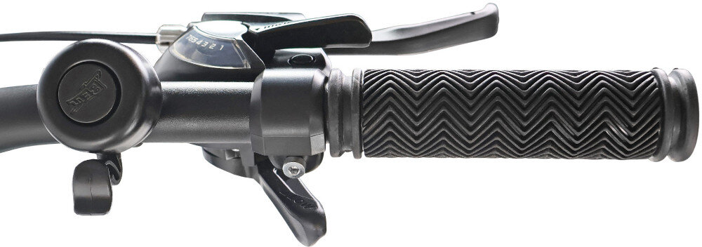 Czarny uchwyt rowerowy z gumową teksturą w zygzakowaty wzór, obok którego znajduje się dźwignia hamulca i manetka zmiany biegów z widocznym napisem \'SHIMANO\'.