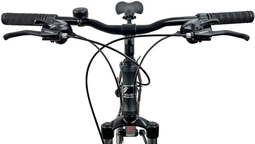 Widok z przodu na kierownicę roweru z czarnymi uchwytami i dźwigniami hamulcowymi Shimano. Na ramie widoczne jest logo \'INDIANA\'.