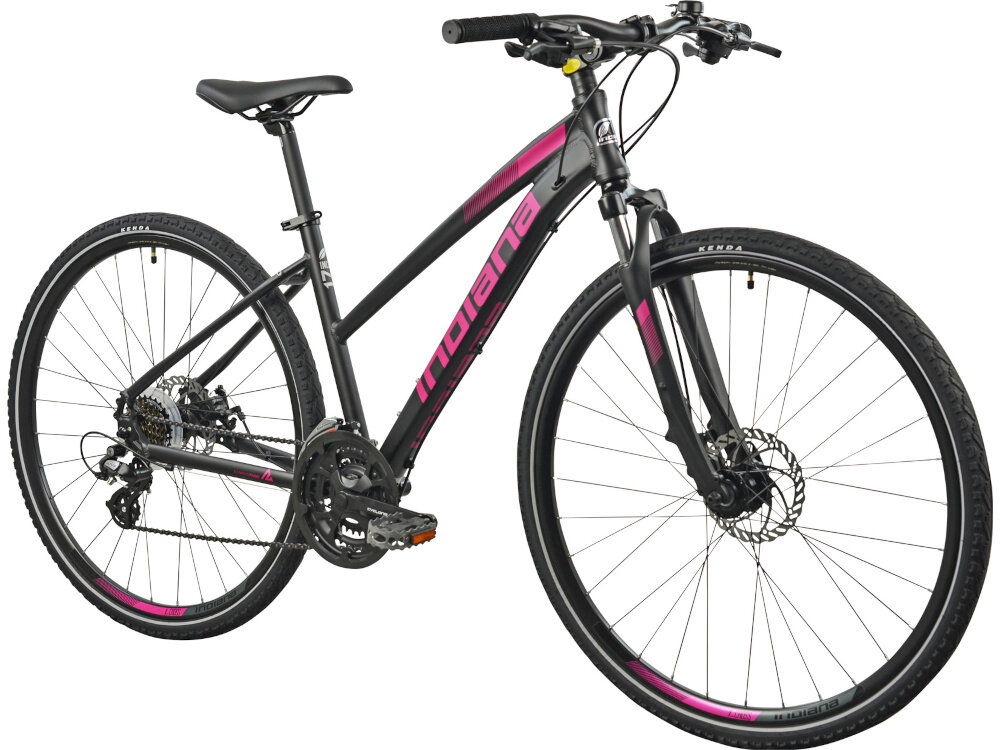 Rower crossowy INDIANA X-Cross 2.0 D19 damski Czarno-różowy Rower crossowy rower na białym tle widoczny od przodu pod skosem uniwersalny pojazd jednośladowy z siodełkiem umieszczonym nieco niżej niż kierownica wygodna wyprostowana pozycja łatwo kontroluje się bieżącą sytuację kierownica i siodełko są regulowane