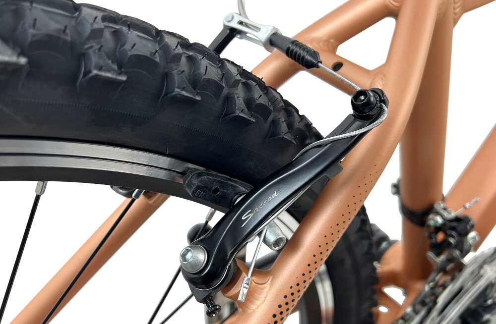 Rower górski MTB INDIANA X-Pulser 1.6 D17 26 cali damski Złoty zbliżenie na tylni hamulec podstawa bezpieczeństwa hamulce V-Brake lekkie duża siła hamowania hamulce z przodu i z tyłu podwójny pakiet bezpieczeństwa