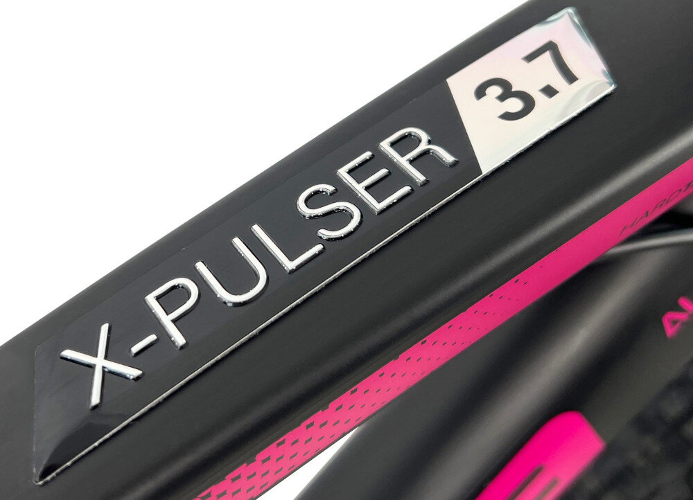 Rower górski MTB INDIANA X-Pulser 3.7 D15 27.5 cala damski Czarno-fuksjowy zbliżenie na ramę widok z góry białe tło komfort kontrola nad rowerem 15-calowa aluminiowa rama rower jest bardzo zwinny lekki waga 15,2 kg łatwo podnieść go odporność na korozję wybór rozmiaru ramy Twój wzrost mierzony w zrelaksowanej pozycji typ roweru dla osób o wzroście od 155 do 165 cm