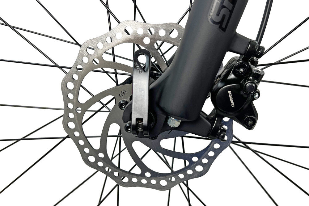 Rower górski MTB INDIANA X-Pulser 3.7 D15 27.5 cala damski Czarno-fuksjowy zbliżenie na tarczę hamulcową podstawa bezpieczeństwa hamulce tarczowe hydrauliczne w niemal każdych warunkach pogodowych i na każdej trasie duża siła hamowania płyn hamulcowy hamulce z przodu i z tyłu podwójny pakiet bezpieczeństwa