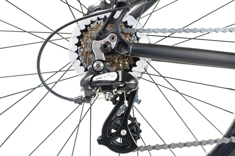 Zdjęcie przedstawia mechanizm przerzutki rowerowej z widocznym napisem \'ALTUS\'. W tle widać zębatki i łańcuch rowerowy.
