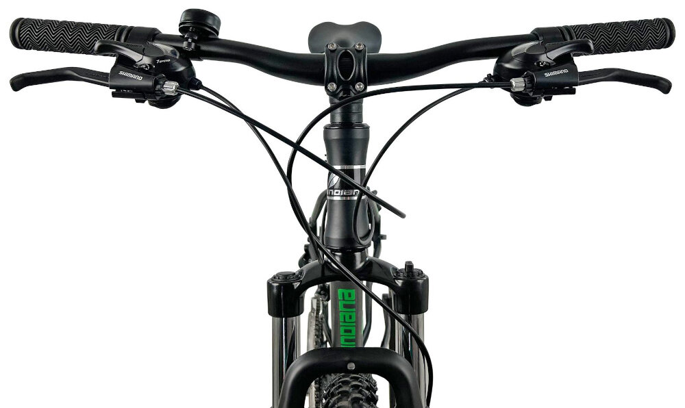 Zdjęcie przedstawia kierownicę roweru górskiego z widocznymi manetkami Shimano oraz logo \'Indiana\' na ramie. Rower ma czarno-zielone elementy i amortyzowany widelec.