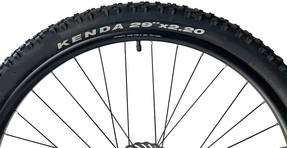 Rower górski MTB INDIANA X-Pulser 1.9 M21 29 cali męski Czarno-niebieski Rozmiar zbliżenie na oponę widok z boku koła 29 cali szybkie osiągnięcie docelowej prędkości jazdy łatwiej jest pokonać różne przeszkody szerokie opony marki KENDA z głębokim bieżnikiem dwuściankowe obręcze marki BERETTA zachowanie regularnego kształtu kół stabilne trzymanie opony bezpieczna i komfortowa jazda regularne sprawdzanie ciśnienia powietrza wartość na bocznej części opony
