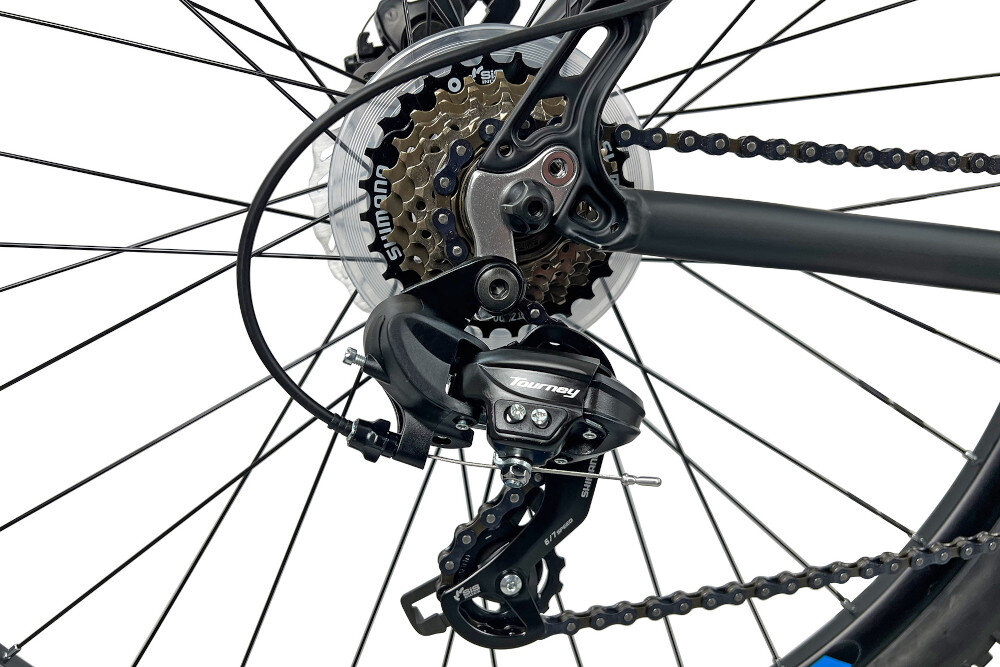 Rower górski MTB INDIANA X-Pulser 1.9 M21 29 cali męski Czarno-niebieski zbliżenie na tylną przerzutkę przerzutki marki SHIMANO 21 przełożeń duża wytrzymałość sprawne działanie zmiana biegów jest płynna i bezproblemowa przednia przednie i tylne przerzutki SHIMANO Tourney precyzyjna praca mechanizmu komfort i kontrola