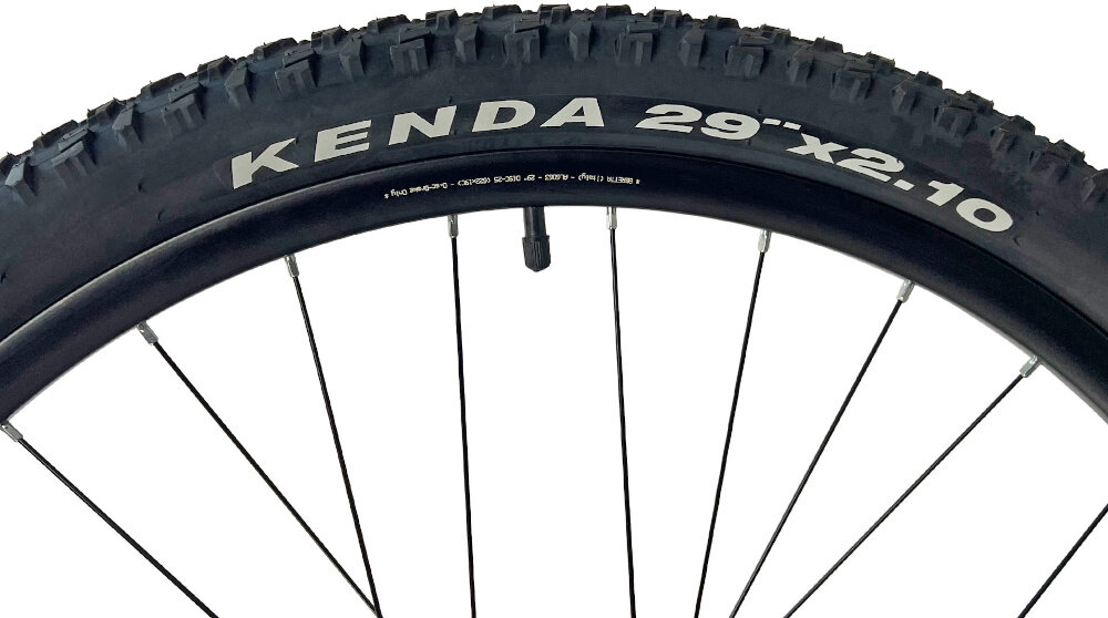 Zbliżenie na oponę rowerową z widocznym napisem \'KENDA 29\