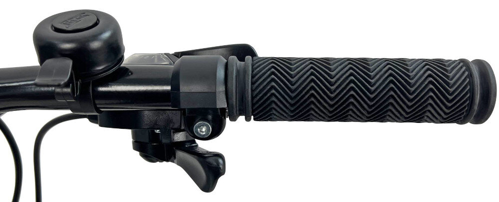 Rower górski MTB INDIANA X-Pulser 2.7 M19 26 cali męski Czarno-żółty zbliżenie na jeden z uchwytów widoczny dzwonek białe tło antypoślizgowe uchwyty stabilny i pewny chwyt kierownicy ograniczają ślizganie się dłoni lepsza kontrola nad rowerem większy komfort podczas jazdy bezpieczeństwo dzwonek szybkie i skuteczne ostrzeganie innych uczestników ruchu pozwala lepiej komunikować swoją obecność