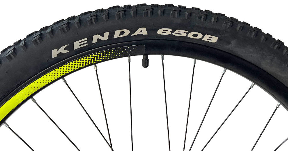 Rower górski MTB INDIANA X-Pulser 2.7 M19 26 cali męski Czarno-żółty zbliżenie na oponę widok z boku rozmiar koła 27,5 cali szybkie osiągnięcie docelowej prędkości jazdy łatwiej jest pokonać różne przeszkody szerokie opony marki KENDA z głębokim bieżnikiem dwuściankowe obręcze marki BERETTA zachowanie regularnego kształtu kół stabilne trzymanie opony bezpieczna i komfortowa jazda regularne sprawdzanie ciśnienia powietrza wartość na bocznej części opony
