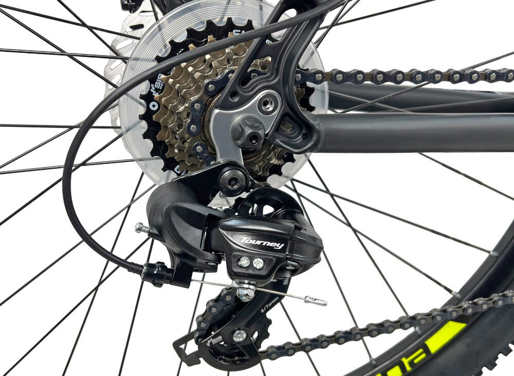 Rower górski MTB INDIANA X-Pulser 2.7 M19 26 cali męski Czarno-żółty zbliżenie na tylną przerzutkę przerzutki marki SHIMANO 21 przełożeń duża wytrzymałość sprawne działanie zmiana biegów jest płynna i bezproblemowa przednia i tylna przerzutka SHIMANO Tourney precyzyjna praca mechanizmu komfort i kontrola