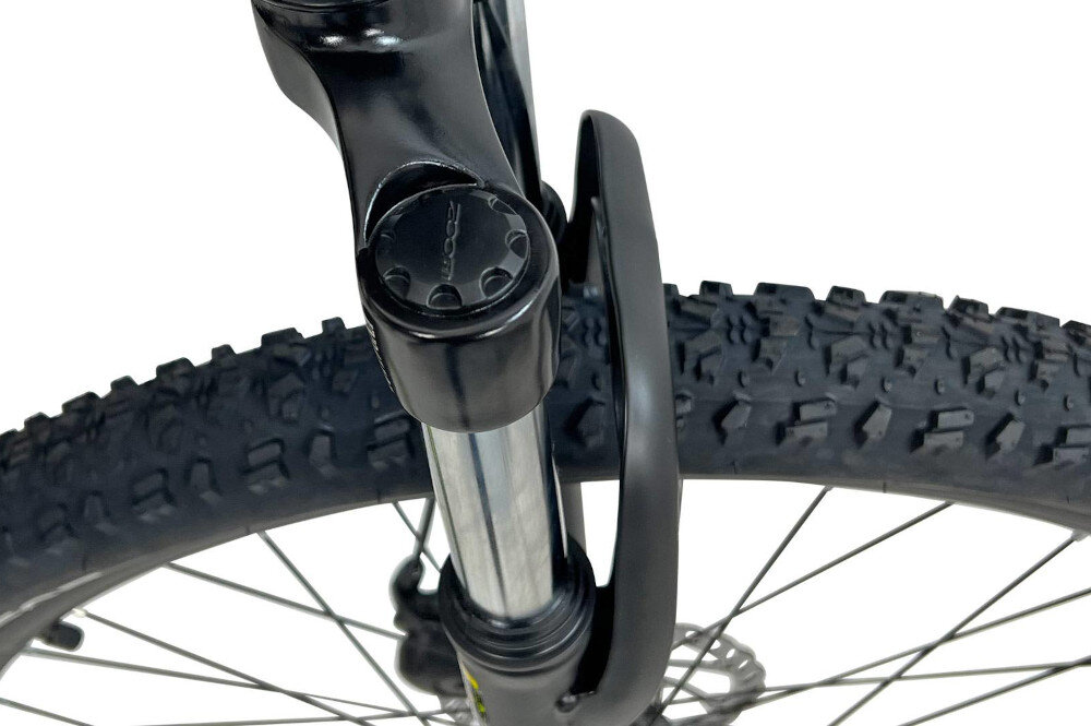 Rower górski MTB INDIANA X-Pulser 2.7 M19 26 cali męski Czarno-żółty zbliżenie na amortyzator widok z boku lekko z góry rower typu hardtail przedni amortyzator marki HL Corp typu CH-389 27.5 Ahead 1 1/8 cala skutecznie tłumi drgania i wstrząsy płynna i stabilna jazda amortyzator poprawia przyczepność kół kontrola nad rowerem wyższy poziom bezpieczeństwa i komfortu jazdy