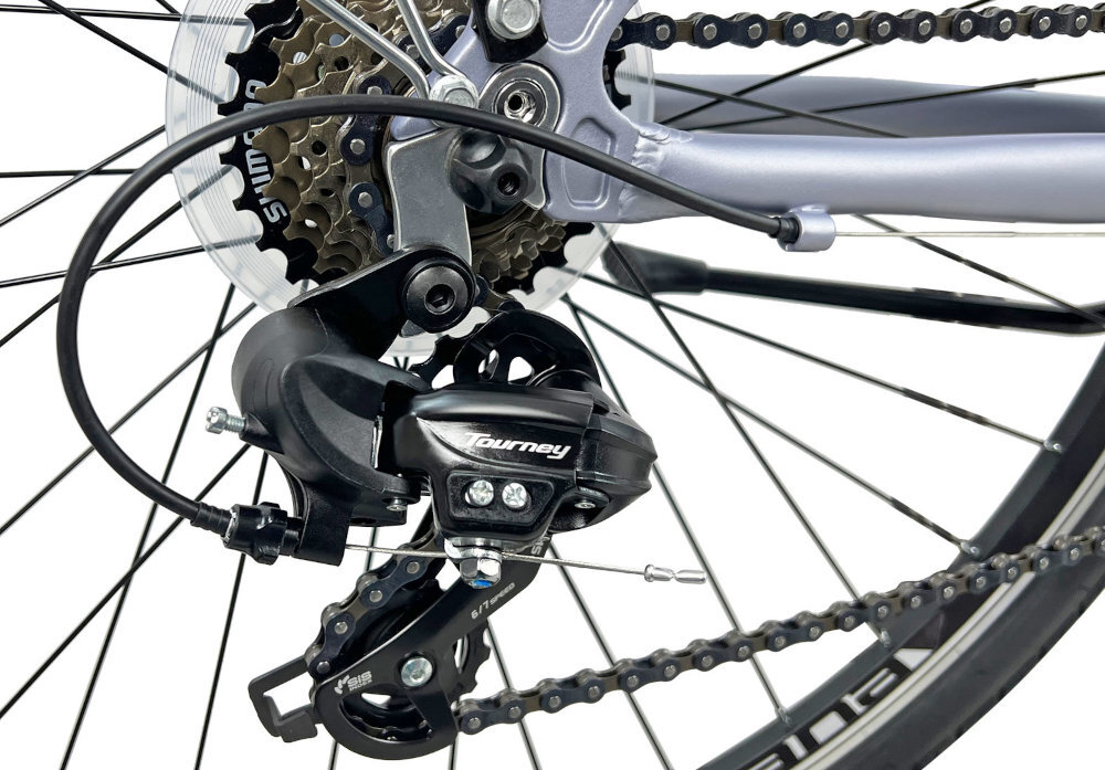 Rower trekkingowy INDIANA X-Road 1.0 D17 28 cali damski Srebrno-czarny zbliżenie na tylną przerzutkę przerzutki marki SHIMANO 21 przełożeń duża wytrzymałość i sprawne działanie przednia i tylna przerzutkę SHIMANO Tourney precyzyjna praca mechanizmu komfort i kontrola łatwo dostosować tempo i wysiłek do swoich potrzeb