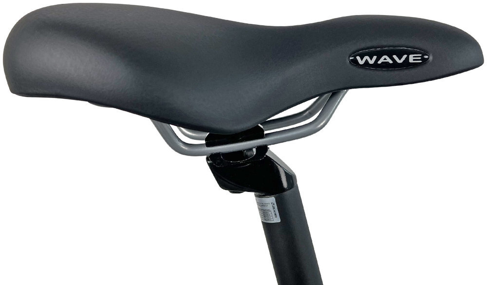 Rower trekkingowy INDIANA X-Road 1.0 D17 28 cali damski Srebrno-czarny siodełko na białym tle widoczne z boku siodełko SELLE ROYAL typu Wave 8214 wygoda ergonomiczna konstrukcja lepiej dopasowuje się do pozycji użytkownika ograniczając uczucie zmęczenia i poprawiając komfort jazdy aluminiowa sztyca siodełka marki ZOOM o średnicy 27,2 mm i długości 300 mm stabilne podparcie precyzyjne dopasowanie wysokości siedziska