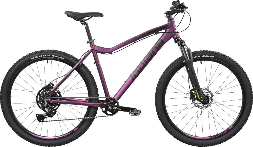 Rower górski MTB INDIANA X-Pulser 3.7 D17 27.5 cala damski Fioletowy rower na białym tle widoczny z boku pasja jazda na rowerze środek transportu