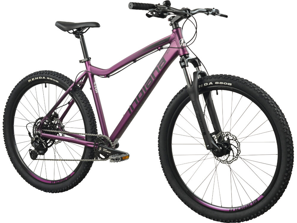 Rower górski MTB INDIANA X-Pulser 3.7 D17 27.5 cala damski Fioletowy rower na białym tle widoczny od przodu pod skosem góral dla sportowców do jazdy wyczynowej uniwersalny dla amatorów zwrotny łatwo wchodzący w zakręty do jazdy w mieście na drodze utwardzonej i nieutwardzonej w lesie górski szlak błocie piachu