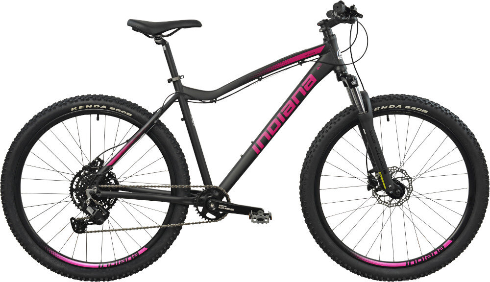 Rower górski MTB INDIANA X-Pulser 3.7 D17 27.5 cala damski Czarno-fuksjowy rower na białym tle widoczny z boku pasja jazda na rowerze środek transportu