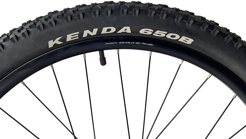 Rower górski MTB INDIANA X-Pulser 3.7 D17 27.5 cala damski Czarno-fuksjowy zbliżenie na oponę widok z boku rozmiar koła 27,5 cali szybkie osiągnięcie docelowej prędkości jazdy łatwiej jest pokonać różne przeszkody szerokie opony marki KENDA z głębokim bieżnikiem dwuściankowe obręcze marki BERETTA 650B zachowanie regularnego kształtu kół stabilne trzymanie opony bezpieczna i komfortowa jazda regularne sprawdzanie ciśnienia powietrza wartość na bocznej części opony
