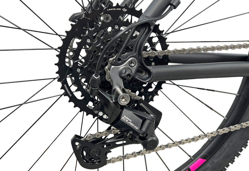 Rower górski MTB INDIANA X-Pulser 3.7 D17 27.5 cala damski Czarno-fuksjowy zbliżenie na tylną przerzutkę przerzutki marki SHIMANO 9 przełożeń duża wytrzymałość sprawne działanie zmiana biegów jest płynna i bezproblemowa tylne przerzutki SHIMANO CUES typu RD-U4000 GS 9speed precyzyjna praca mechanizmu komfort i kontrola