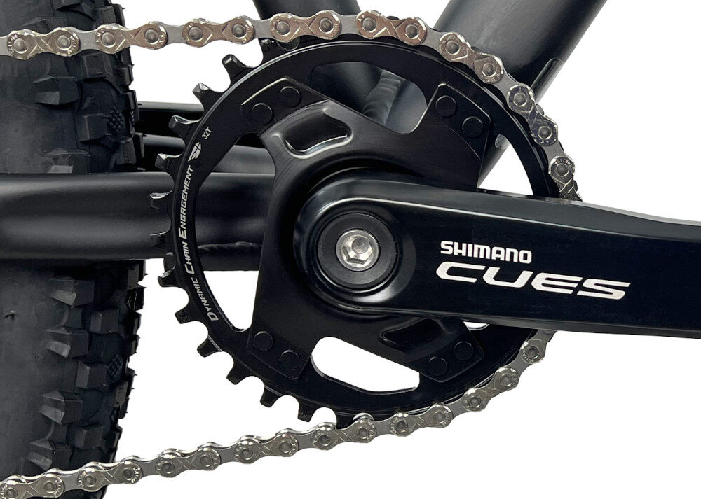 Rower górski MTB INDIANA X-Pulser 3.7 D17 27.5 cala damski Czarno-fuksjowy zbliżenie na korbę i kasetę solidny i wszechstronny napęd Kaseta SHIMANO CUES typu CS-LG-300 9V konfiguracja 11-46T można lepiej dopasować tempo jazdy do warunków terenu oraz własnych możliwości korba SHIMANO CUES typu FC-U4000 9 sp płynna zmiana biegów większa elastyczność jazdy ułatwia pokonywanie podjazdów komfortowa kadencja