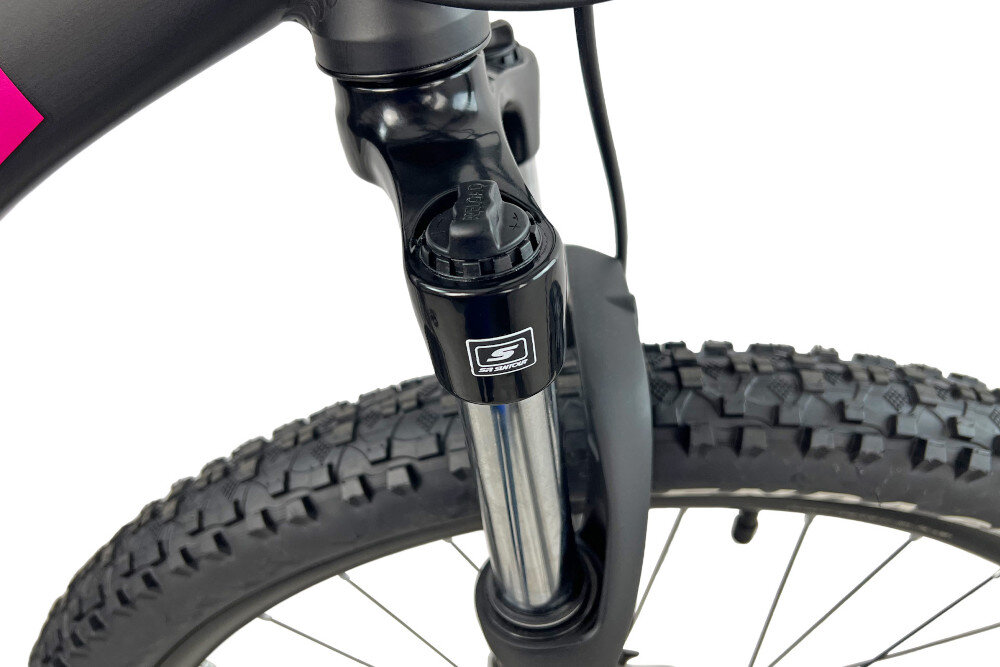 Rower górski MTB INDIANA X-Pulser 3.7 D17 27.5 cala damski Czarno-fuksjowy zbliżenie na amortyzator widok z góry i z boku białe tło rower typu hardtail przedni amortyzator marki SR Suntour typu XCE-28 DS 27.5 cali skutecznie tłumi drgania i wstrząsy płynna i stabilna jazda amortyzator poprawia przyczepność kół kontrola nad rowerem wyższy poziom bezpieczeństwa i komfortu jazdy