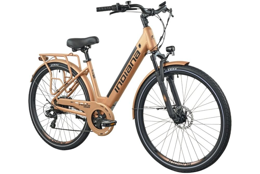 Rower elektryczny z napisem \'indiana e-trekking\' na ramie, wyposażony w bagażnik i amortyzowany widelec. Opony mają widoczne logo \'KENDA\'.