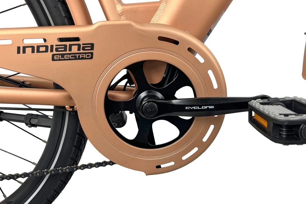Obraz przedstawia mechanizm napędowy roweru z widocznym napisem \'INDIANA ELECTRO\'.