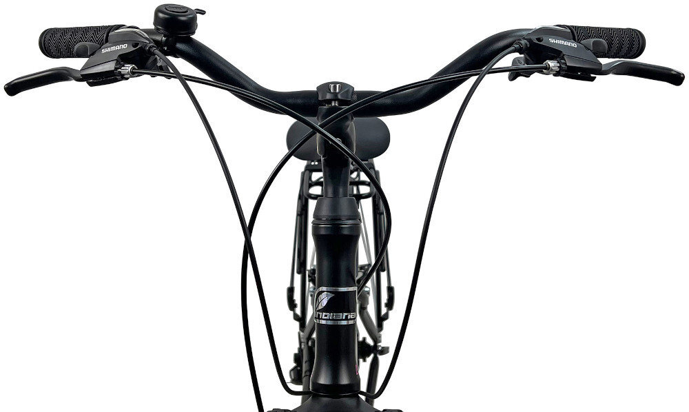Zdjęcie przedstawia kierownicę roweru z widocznymi manetkami Shimano oraz logo INDIANA na przednim widelcu.