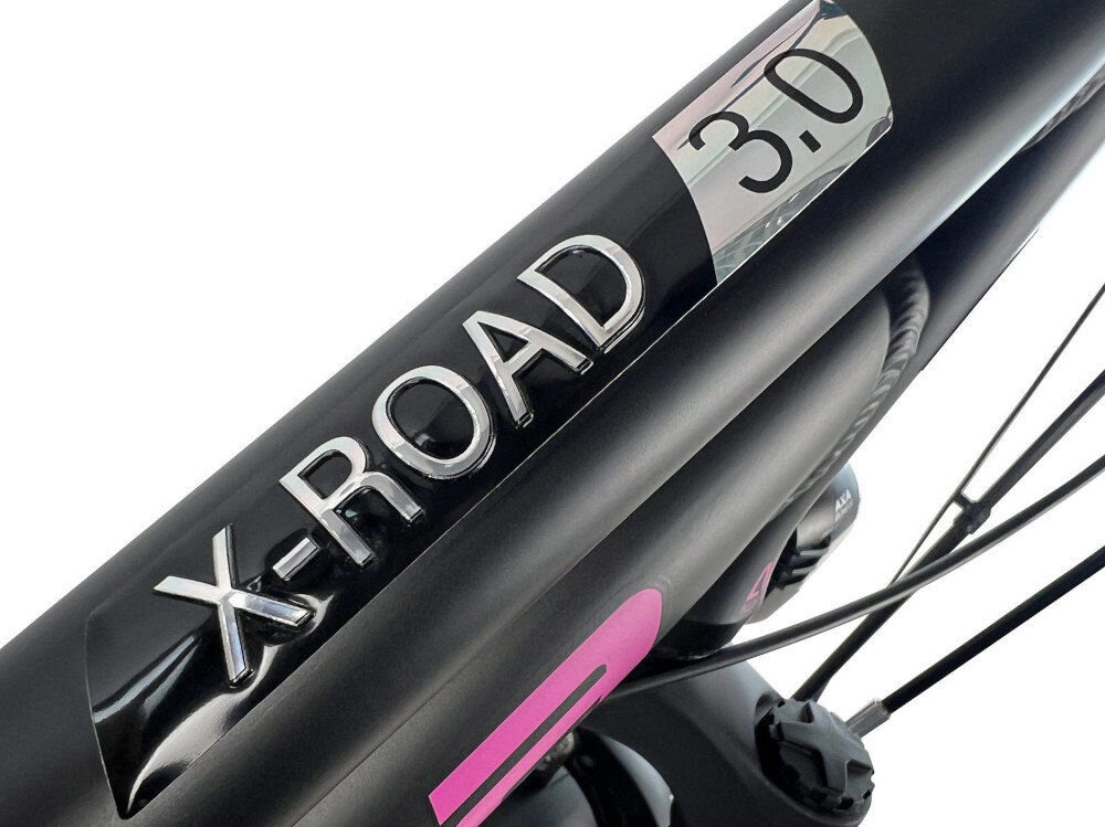 Zbliżenie na ramę roweru z widocznym napisem \'X-ROAD 3.0\'.