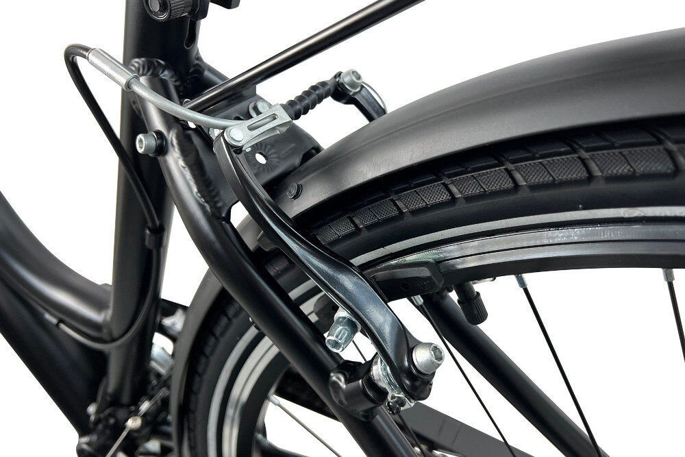 Zbliżenie na tylną część roweru z widocznym hamulcem typu V-brake oraz błotnikiem nad oponą. Rower jest w kolorze czarnym z fioletowymi akcentami.