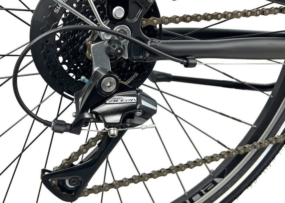 Zdjęcie przedstawia tylną część roweru z widocznym mechanizmem przerzutki i łańcuchem. Na przerzutce widoczny jest napis \'Shimano Alivio\'.