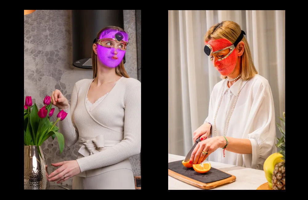 Maska LED FOREO Faq 202 Zestawienie dwóch kobiet używających masek LED w codziennych sytuacjach: Po lewej kobieta w jasnym stroju nosi fioletową maskę LED w kuchni, a po prawej kobieta w białej koszuli nosi czerwoną maskę LED podczas krojenia pomarańczy.
 