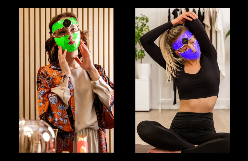Maska LED FOREO Faq 202 Zestawienie dwóch kobiet używających masek LED podczas relaksu/ćwiczeń: Po lewej kobieta nosi zieloną maskę LED, a po prawej kobieta nosi niebieską maskę LED podczas ćwiczeń rozciągających jogi.
 